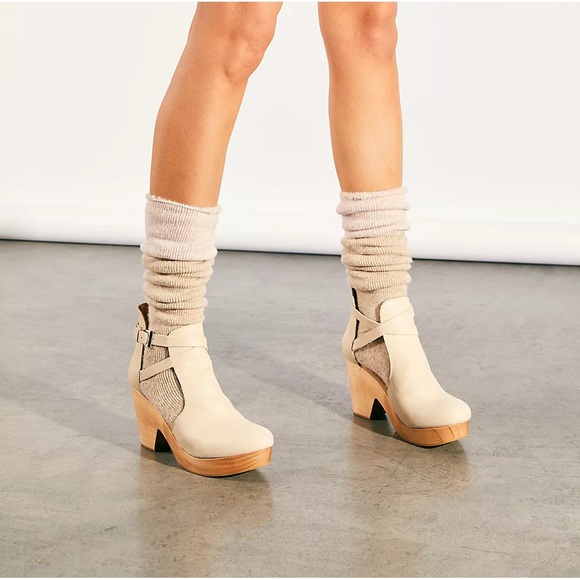 Free People Shoes - Free People Ivory Cedar Clogs!!